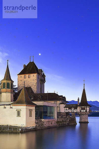 Nacht im Schloss von Oberhofen am Thunersee  Kanton Bern  Schweiz  Europa