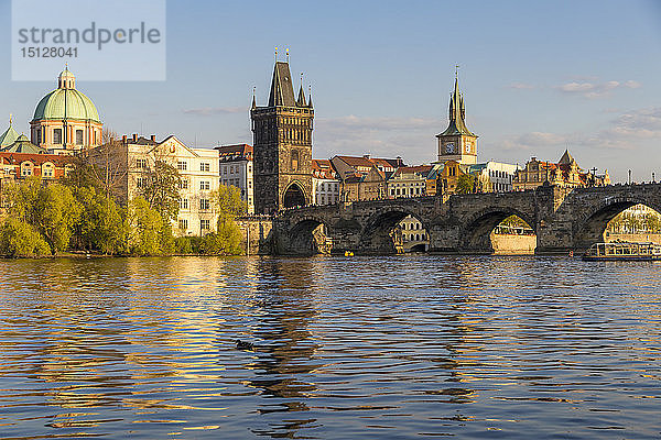 Karlsbrücke und der Altstädter Brückenturm vom Ufer der Moldau aus gesehen  UNESCO-Weltkulturerbe  Prag  Böhmen  Tschechische Republik  Europa