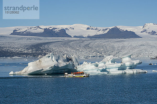 Jokulsarlon Gletscherlagune mit Bootstour  mit Breidamerkurjokull Gletscher im Hintergrund  Südost Island  Island  Polarregionen