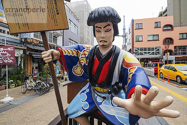 Kitschige Samurai-Statue  Asakusa  Tokio  Japan  Asien