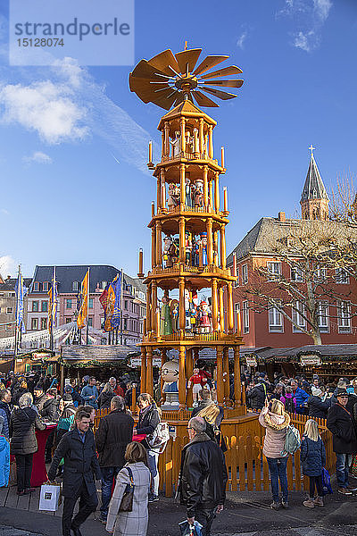 Weihnachtspyramide auf dem Weihnachtsmarkt  Mainz  Rheinland Pfalz  Deutschland  Europa