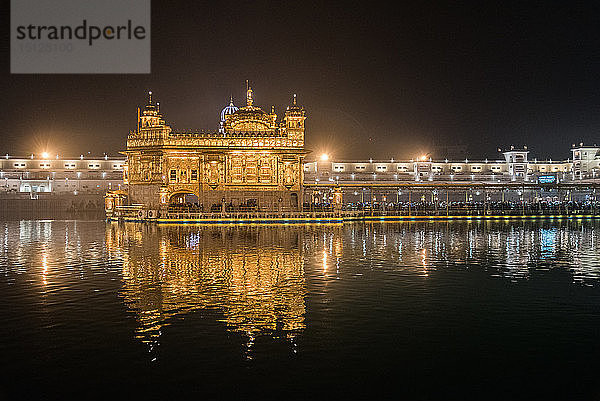 Nächtliche Reflektionen  Der Goldene Tempel  Amritsar  Punjab  Indien  Asien