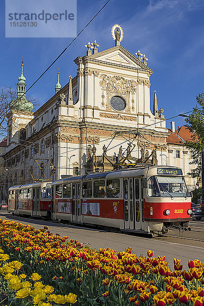 Die berühmte Straßenbahnlinie Nr. 22 fährt an der St. Ignatius-Kirche im Neustädter Viertel vorbei  Prag  Böhmen  Tschechische Republik  Europa