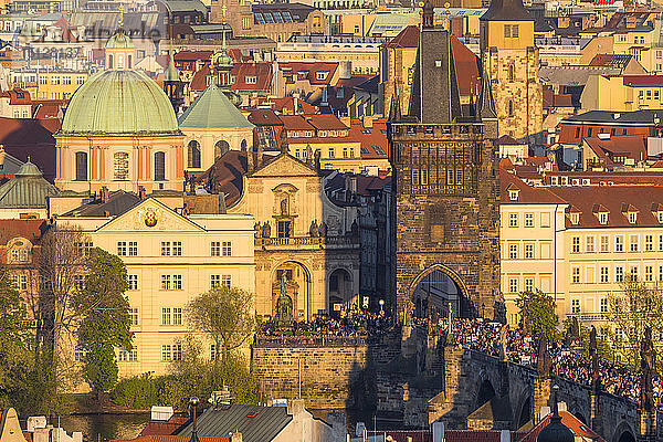 Blick von der Prager Burg auf die Karlsbrücke und die Altstadt bei Sonnenuntergang  UNESCO-Weltkulturerbe  Prag  Böhmen  Tschechische Republik  Europa