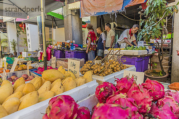 Obststand auf dem Campbell Street Market in George Town  UNESCO-Weltkulturerbe  Insel Penang  Malaysia  Südostasien  Asien