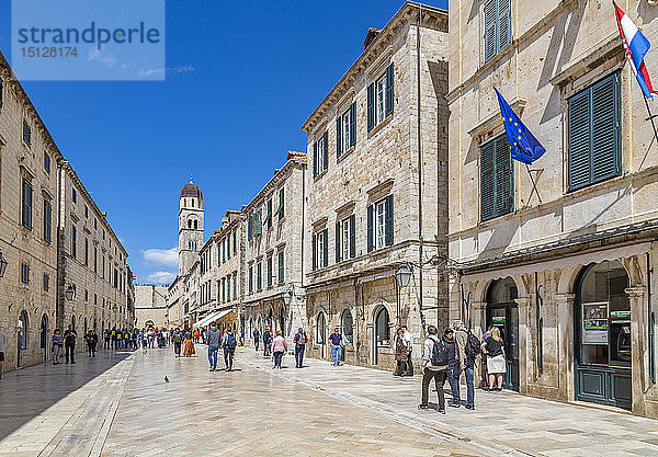 Besucher auf dem Stradun und Franziskanerkirche und Kloster  Altstadt von Dubrovnik  UNESCO-Weltkulturerbe  Dubrovnik  Dalmatien  Kroatien  Europa