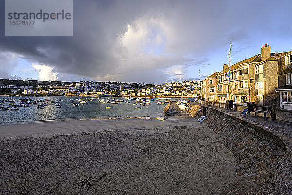 Blick am frühen Morgen über den Hafen der beliebten und malerischen Stadt St. Ives  Cornwall  England  Vereinigtes Königreich  Europa