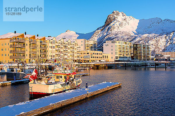 Svolvaer an einem sonnigen Wintertag  Lofoten Inseln  Nordland  Arktis  Norwegen  Europa