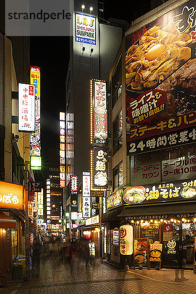 Neonschilder im Stadtteil Kabukicho  einem beliebten Zentrum für Nachtleben und Unterhaltung in Tokio  Honshu  Japan  Asien