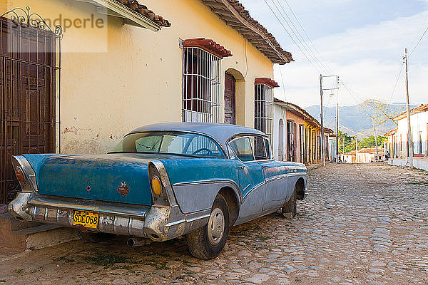 Altes Auto auf Kopfsteinpflaster geparkt  Trinidad  UNESCO-Weltkulturerbe  Sancti Spiritus  Kuba  Westindien  Karibik  Mittelamerika