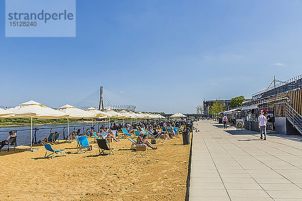 Der Strand und die Freiluftrestaurants entlang des Vistulan Boulevards an der Weichsel  Warschau  Polen  Europa