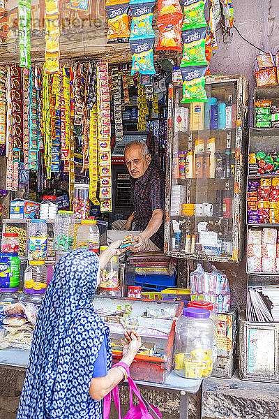 Ein lokaler Laden in der Blauen Stadt in Jodhpur  Rajasthan  Indien  Asien