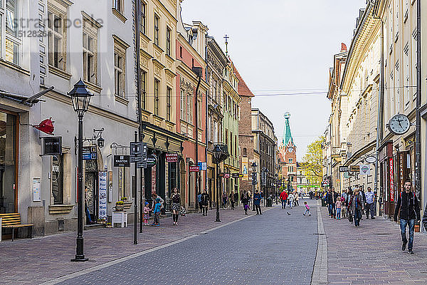 Eine Straßenszene in der mittelalterlichen Altstadt  UNESCO-Weltkulturerbe  Krakau  Polen  Europa
