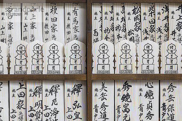 Hölzerne Wunschtafeln in einem japanischen Tempel  Osaka  Japan  Asien