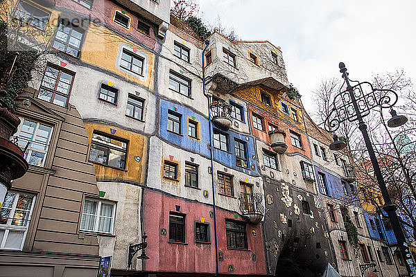 Hundertwasserhaus  Expressionistisches Wahrzeichen und öffentlicher Wohnbau  entworfen von Friedenreich Hundertwasser  Wien  Österreich  Europa