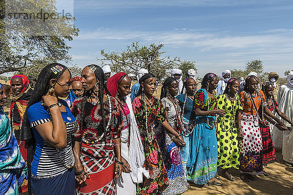 Bunt gekleidete Frauen bei einem Stammesfest  Sahel  Tschad  Afrika