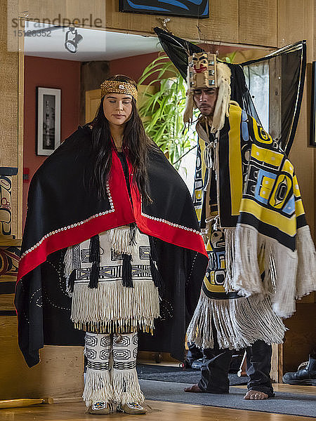 Eingeborene Tänzer in traditionellen Haida-Tanzklamotten  Old Masset  Haida Gwaii  British Columbia  Kanada  Nordamerika