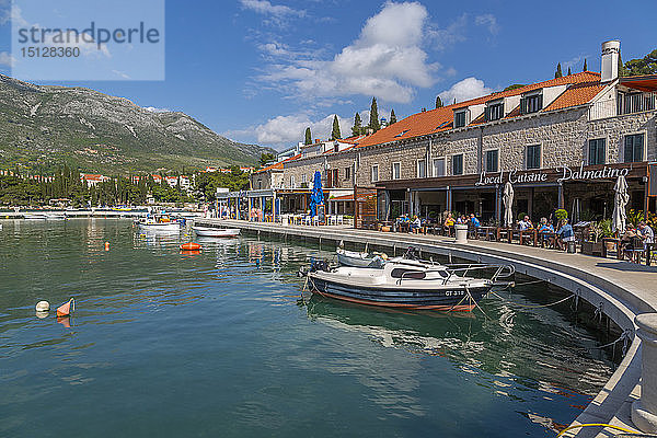 Blick auf Boote im Hafen von Cavtat an der Adria  Cavtat  Dubrovnik Riviera  Kroatien  Europa