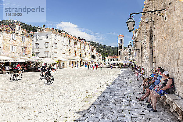 Restaurants am Hauptplatz mit der Kathedrale Sveti Stjepan  Hvar  Insel Hvar  Dalmatien  Kroatien  Europa