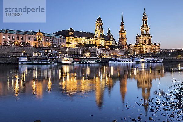 Elbe mit Ständehaus  Hofkirche und Schloss  Dresden  Sachsen  Deutschland  Europa