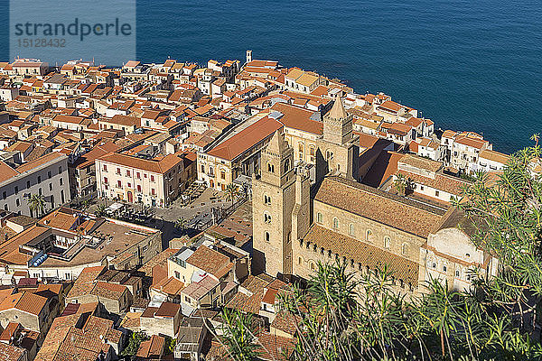 Blick von der Rocca di Cefalu hinunter auf die Altstadt und die Kathedrale  UNESCO-Weltkulturerbe  Cefalu  Sizilien  Italien  Mittelmeer  Europa