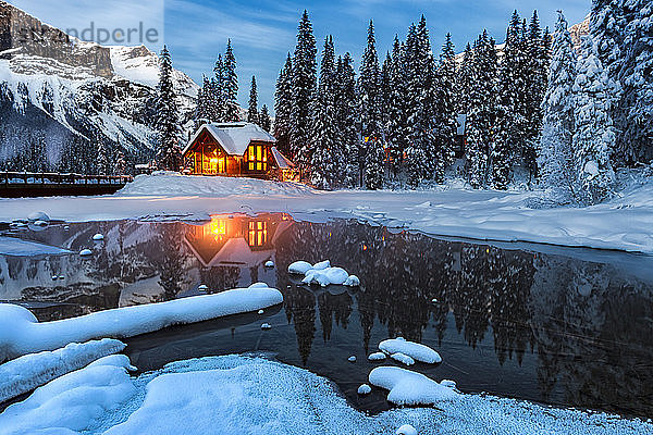 Emerald Lake Lodge im Winter  Emerald Lake  Yoho-Nationalpark  UNESCO-Welterbe  British Columbia  Rocky Mountains  Kanada  Nordamerika