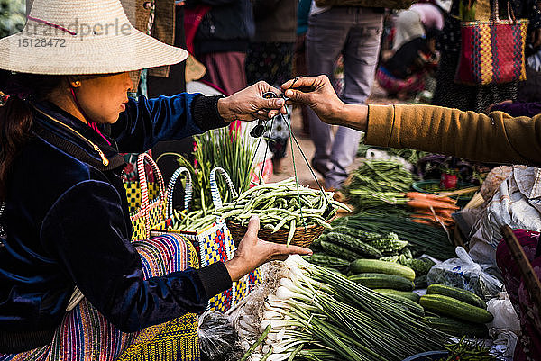 Lebensmittelmarkt in Pindaya  Shan-Staat  Myanmar (Birma)  Asien