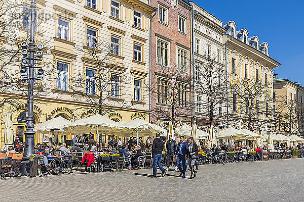 Eine Café-Szene auf dem Hauptplatz  Rynek Glowny  in der mittelalterlichen Altstadt  UNESCO-Weltkulturerbe  Krakau  Polen  Europa