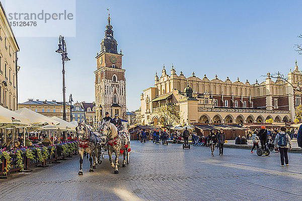 Marienbasilika auf dem Hauptplatz der mittelalterlichen Altstadt von Krakau  UNESCO-Weltkulturerbe  in Krakau  Polen  Europa