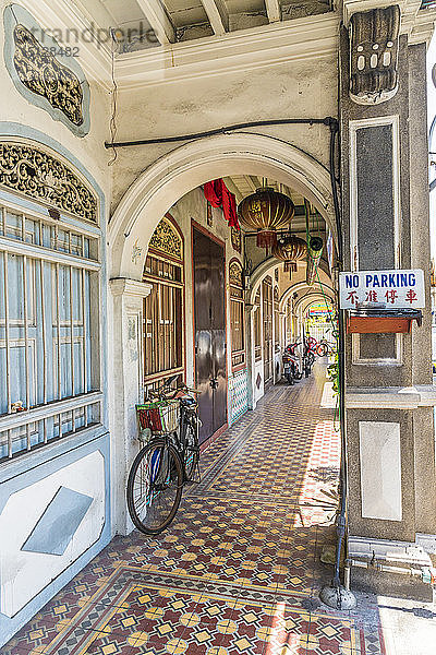 Traditionelle chinesische Geschäftshausarchitektur in George Town  Insel Penang  Malaysia  Südostasien  Asien