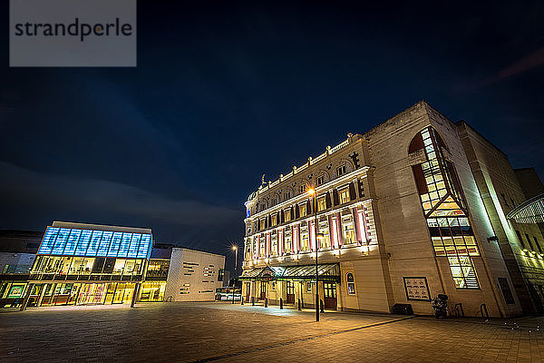 Sheffield Crucible und Lyceum-Theater bei Nacht  Sheffield  Yorkshire  England  Vereinigtes Königreich  Europa