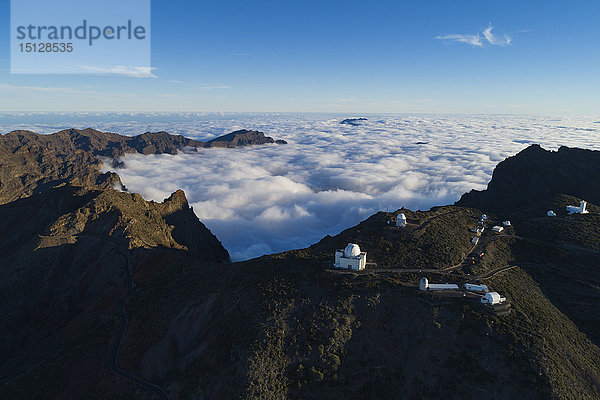 Luftaufnahme des Teleskop-Observatoriums  in der Nähe des Nationalparks Caldera de Taburiente  UNESCO-Biosphärengebiet  La Palma  Kanarische Inseln  Spanien  Atlantik  Europa