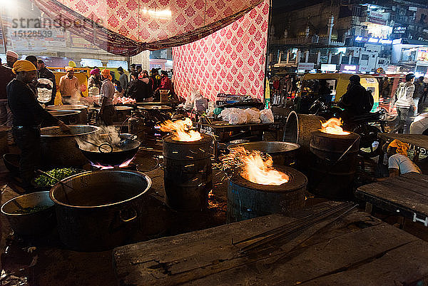 Flammende Gerichte auf der Straße  während Männer Essen für das Chandni Chowk Gudurwara vorbereiten  Delhi  Indien  Asien