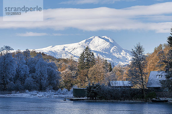 Loch Ard  Aberfoyle und Ben Lomond im Hochwinter  Loch Lomond and the Trossachs National Park  Schottland  Vereinigtes Königreich  Europa