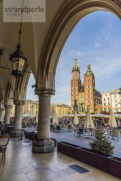 Marienbasilika auf dem Hauptplatz in der mittelalterlichen Altstadt  UNESCO-Weltkulturerbe  Krakau  Polen  Europa
