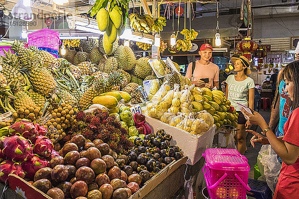 Ein Obststand auf dem überdachten Lebensmittelmarkt Banzaan in Patong  Phuket  Thailand  Südostasien  Asien