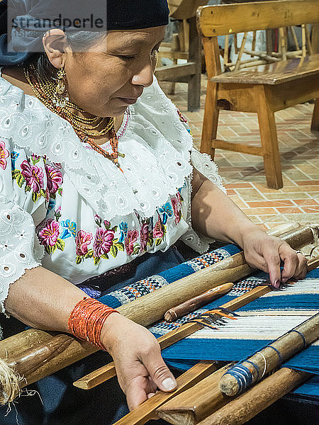 Indigene Frau beim Weben mit dem Rückenriemenwebstuhl  Otavalo  Ecuador  Südamerika