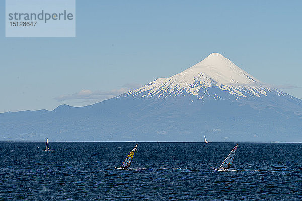 Llanquihue und Vulkan Osorno  Puerto Varas  Chilenische Seenplatte  Los Lagos  Chile  Südamerika