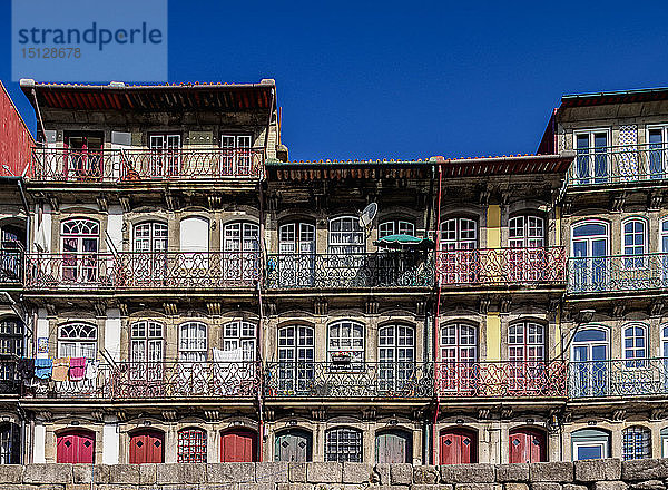 Bunte Häuser am Cais da Estiva  Porto  Portugal  Europa