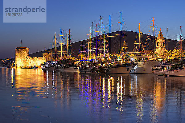 Hafen am Meer und Festung Kamerlengo  Altstadt von Trogir  UNESCO-Weltkulturerbe  Dalmatien  Kroatien  Europa