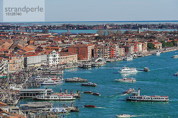 Panoramablick auf die Uferpromenade mit Booten und niedrigen Gebäuden mit roten Kacheln  vom Campanile di San Marco aus gesehen  Venedig  UNESCO-Weltkulturerbe  Venetien  Italien  Europa