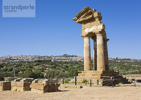 Rekonstruierter Teil des Tempels von Castor und Pollux  UNESCO-Weltkulturerbe  Tal der Tempel  Agrigent  Sizilien  Italien  Mittelmeer  Europa