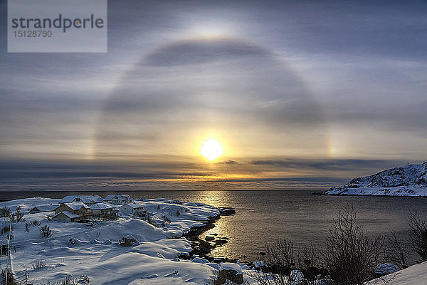 Sonnenbogen bei Reine  Lofoten  Arktis  Norwegen  Europa