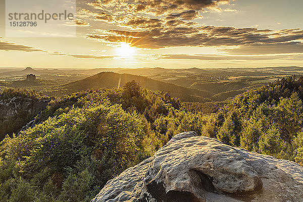 Blick über den Carolafelsen auf das Schrammsteingebirge bei Sonnenuntergang  Nationalpark Sächsische Schweiz  Sachsen  Deutschland  Europa
