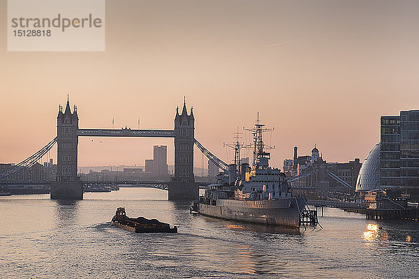 Tower Bridge bei Sonnenaufgang und Themse  London  England  Vereinigtes Königreich  Europa