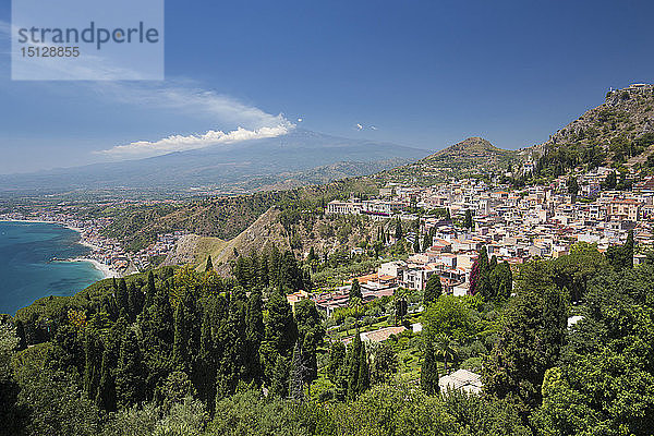 Blick über die Stadt und die Küste vom Griechischen Theater  im Hintergrund der Ätna  Taormina  Messina  Sizilien  Italien  Mittelmeer  Europa