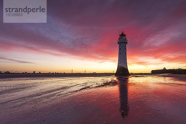 Unglaublicher Sonnenaufgang am Perch Rock Lighthouse  New Brighton  Merseyside  The Wirral  England  Vereinigtes Königreich  Europa