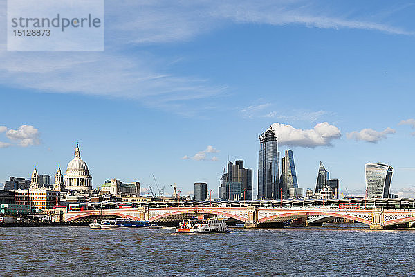 Boote auf der Themse  St. Paul's Cathedral und die Stadt London von der Waterloo Bridge aus  London  England  Vereinigtes Königreich  Europa