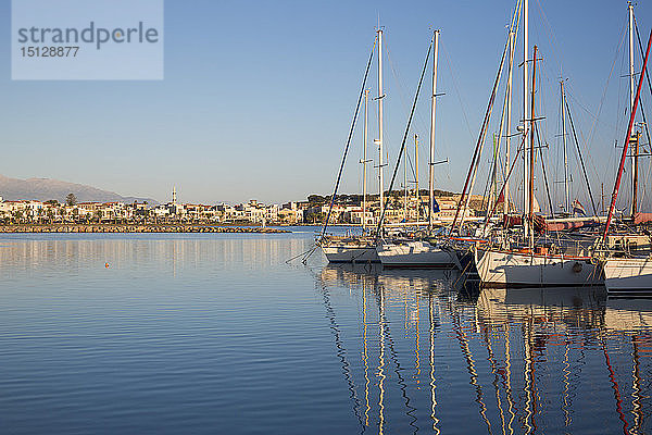 Yachten spiegeln sich im ruhigen Wasser des Yachthafens  früher Morgen  Rethymno (Rethymnon)  Kreta  Griechische Inseln  Griechenland  Europa