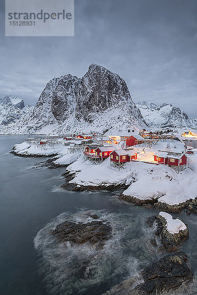 Das Dorf Hamnoy in einer Winterlandschaft  Reine  Lilandstindan  Moskenesoya  Lofoten  Nordland  Arktis  Norwegen  Europa